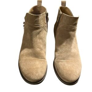 Franco Sarto Kelton Woman’s Ankle Boot Tan Suede Side Zip Gold Studded Size 8.5